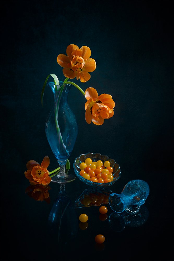 Orange blomster i blåt glas af Lydia Jacobs