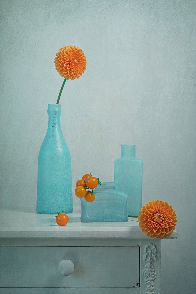 Orange, dahlia og blå vaser af Lydia Jacobs