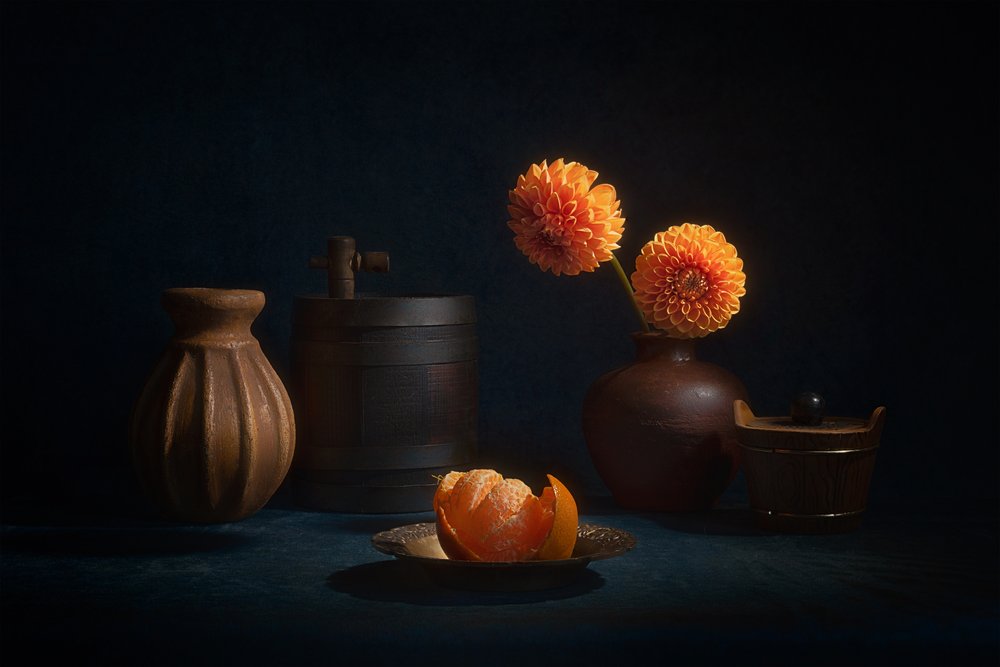Stilleben med orange dahlia af Lydia Jacobs