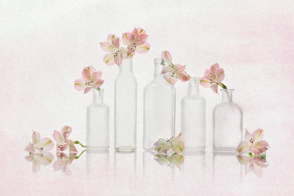 Lyserøde blomster og glas af Lydia Jacobs