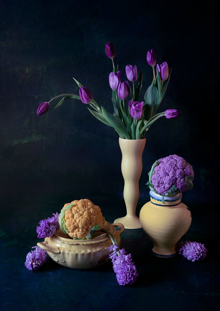 Lilla tulipaner og blomkål af Lydia Jacobs
