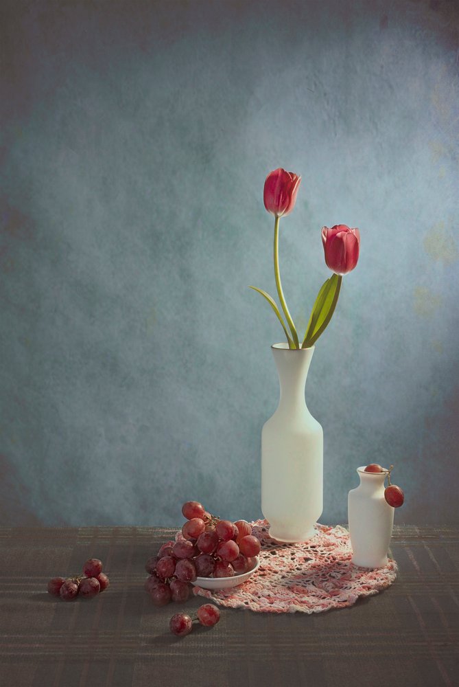 Røde tulipaner og druer af Lydia Jacobs
