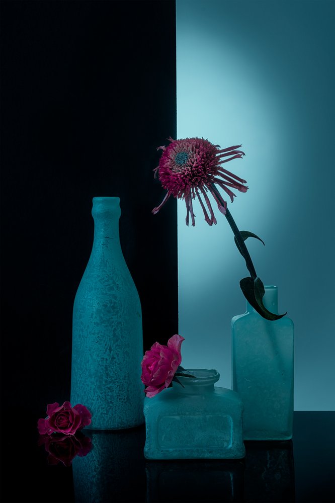 Blågrønne flasker med blomster af Lydia Jacobs
