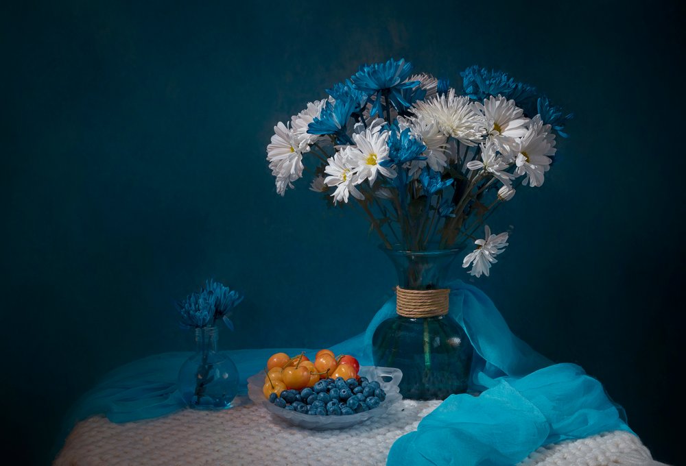 Blågrøn frugtskål med blomstermønster af Lydia Jacobs