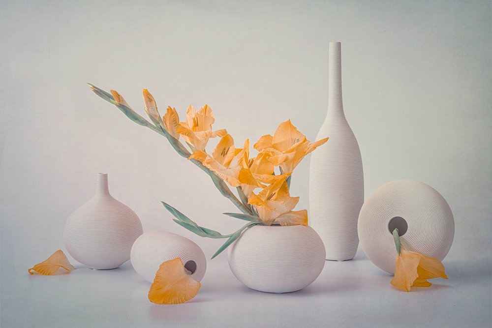 Gule blomster i hvide vaser af Lydia Jacobs