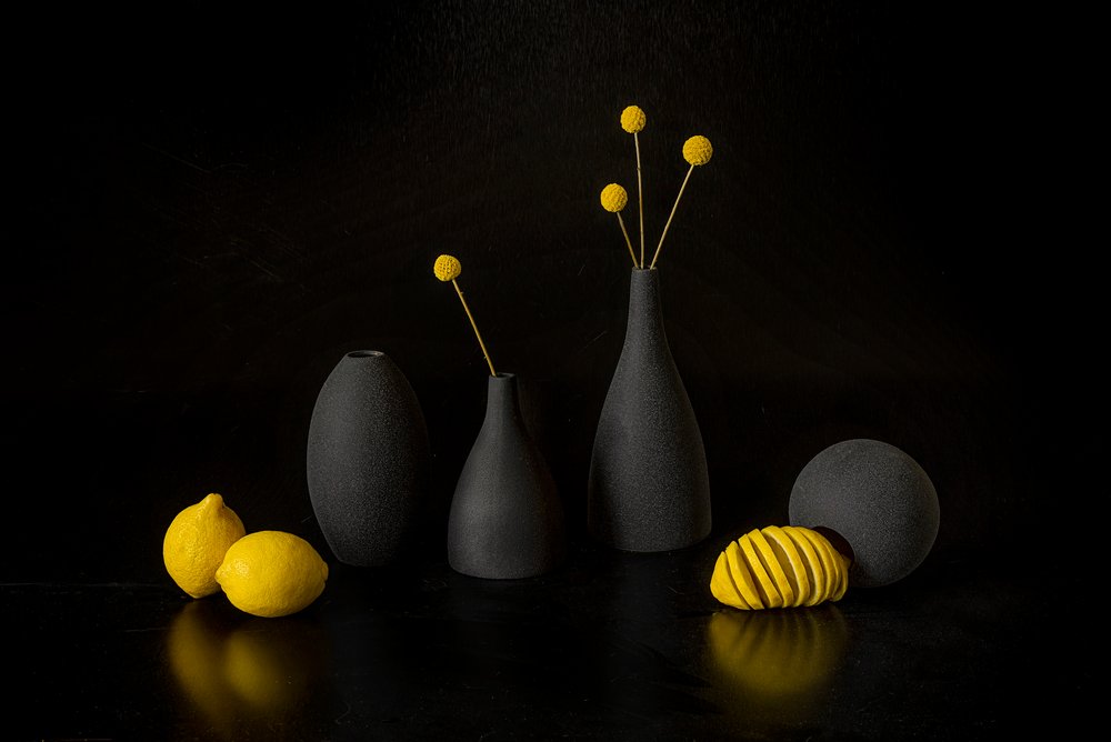 Gule citroner i sorte vaser af Lydia Jacobs