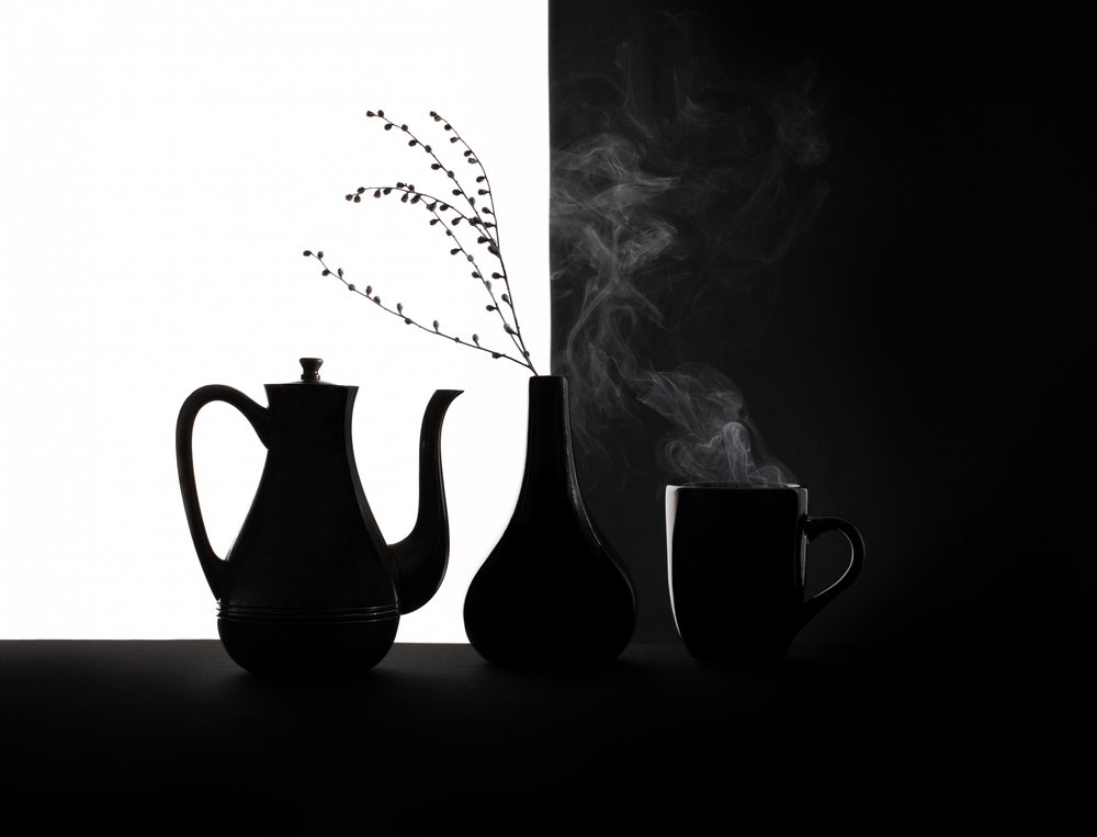 Stilleben med sort, hvid og kaffe af Margareth Perfoncio