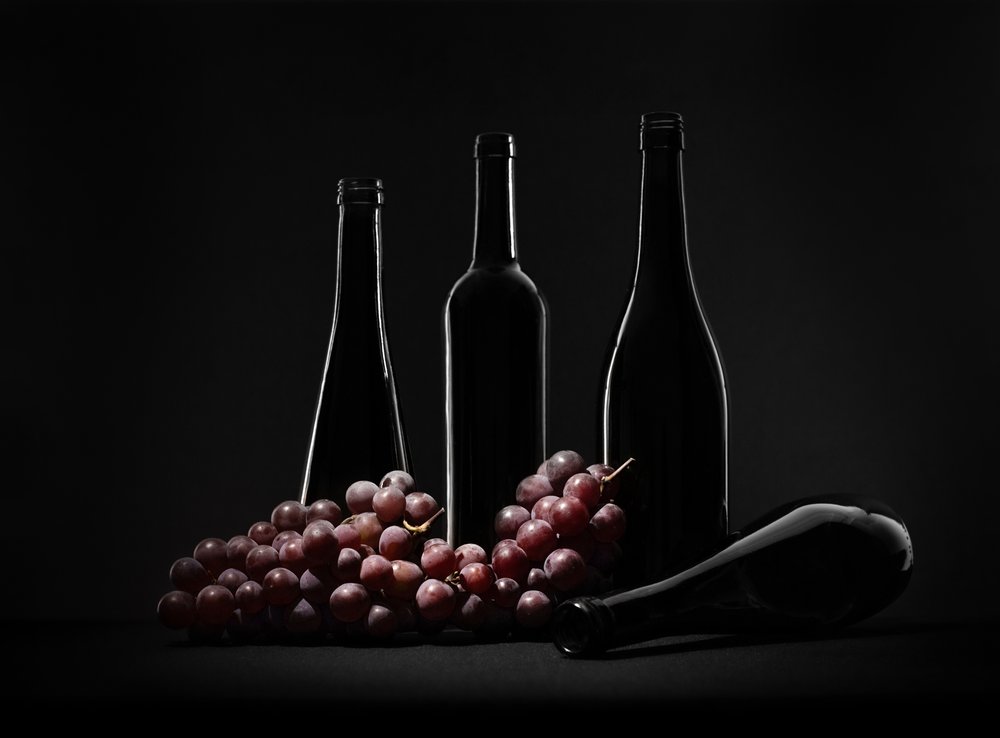 Stilleben med mørk vin af Margareth Perfoncio