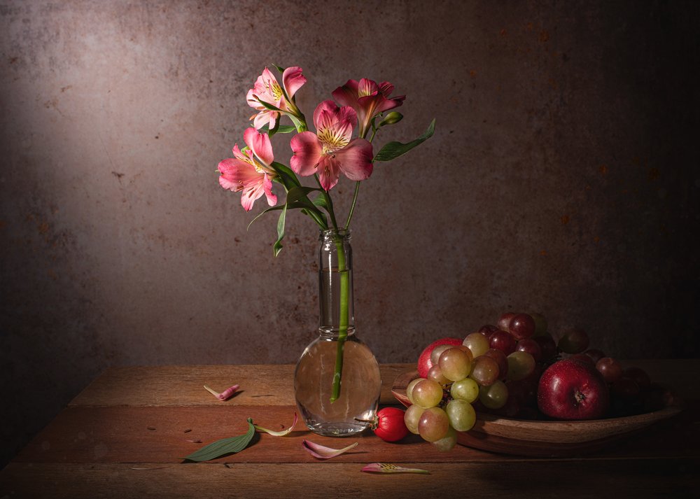 Dramatisk blomster- og frugtstillbillede af Margareth Perfoncio