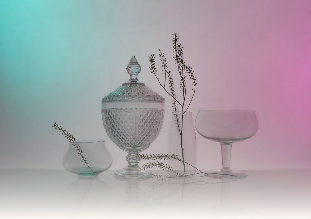 Elegant stilleben med glasvarer af Margareth Perfoncio
