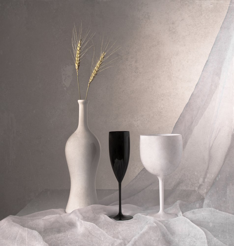 Elegant monokromt stilleben af Margareth Perfoncio
