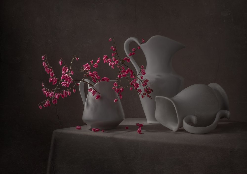 Lyserøde blomster og hvide kander af Margareth Perfoncio