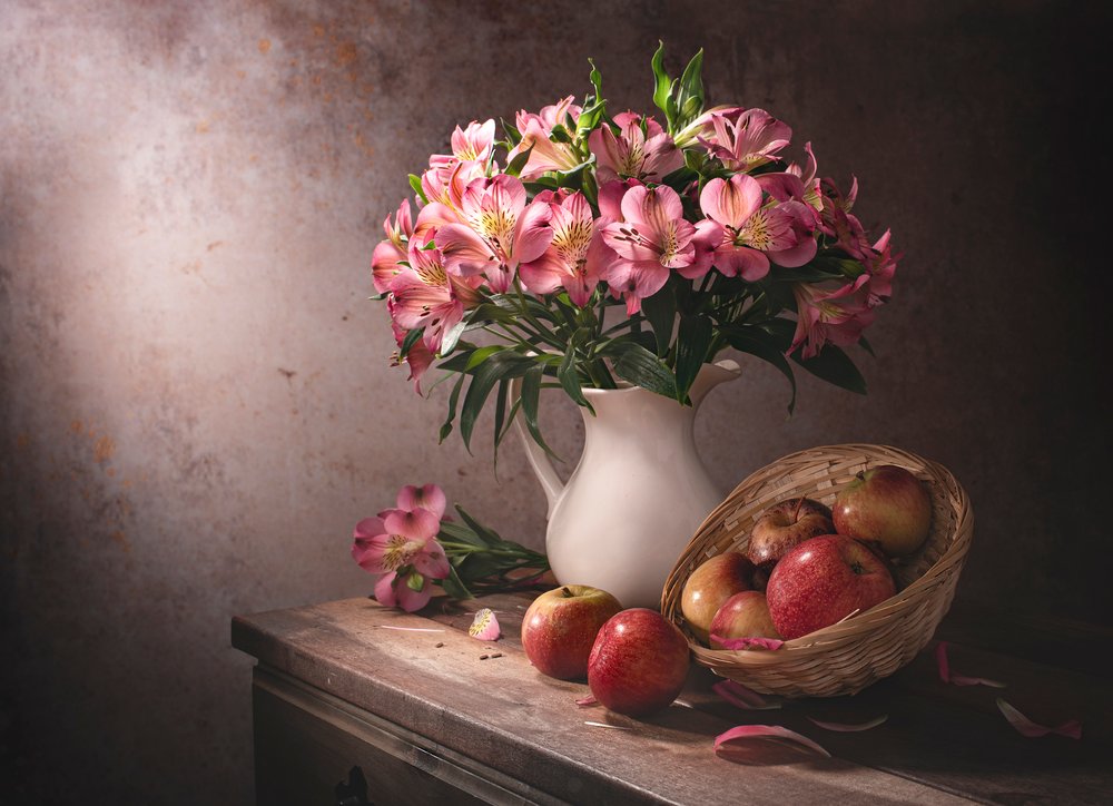 Lyserøde blomster og æbler af Margareth Perfoncio