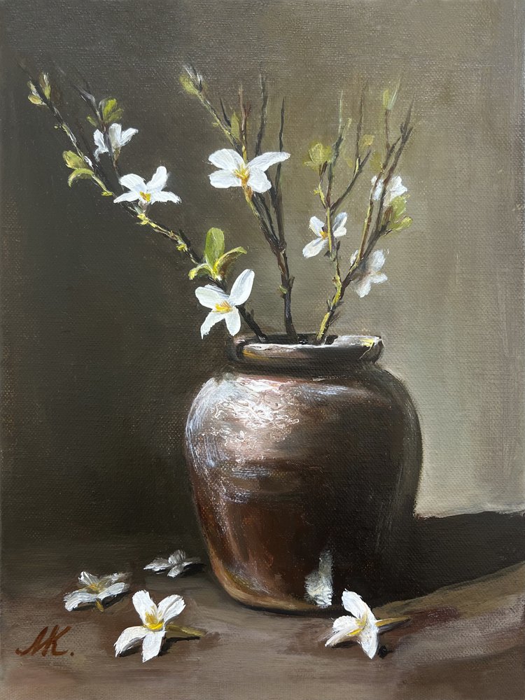 Rustik vase med hvide blomster af Marina Kozyr