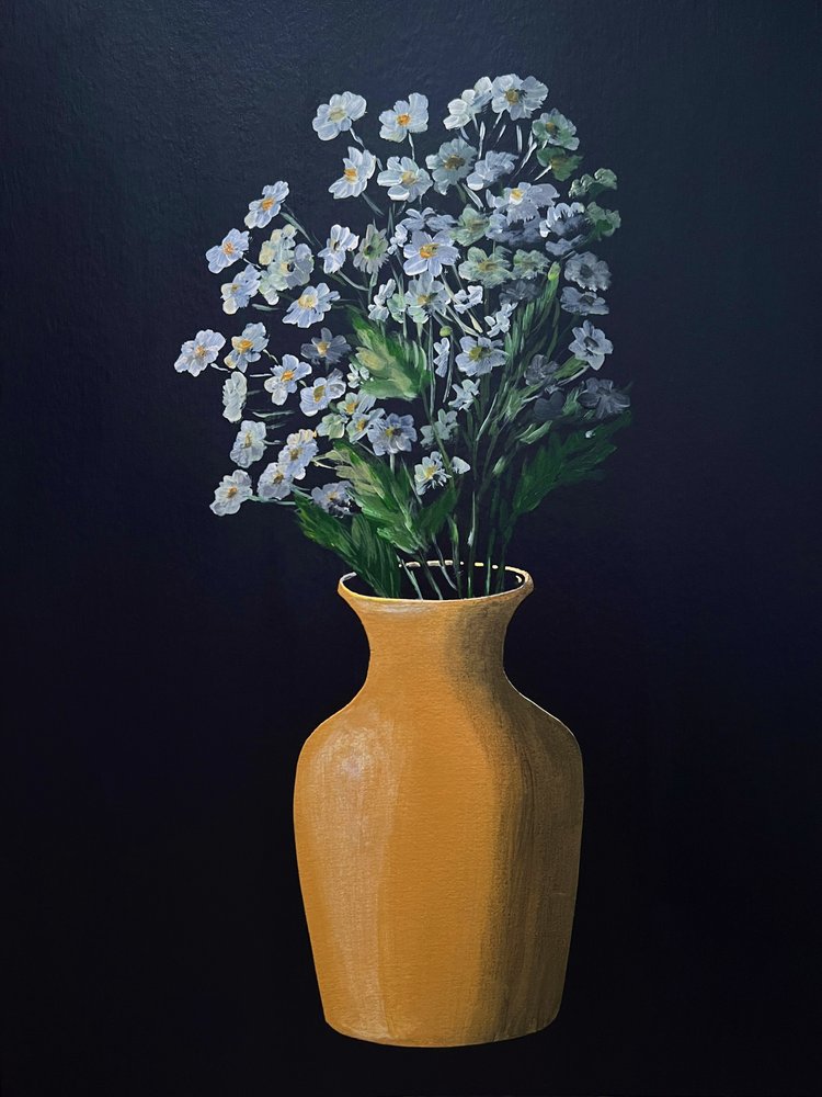 Hvide blomster i en gylden vase af Marina Kozyr