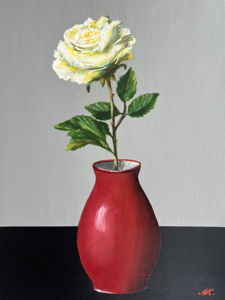 Hvid rose i rød vase af Marina Kozyr