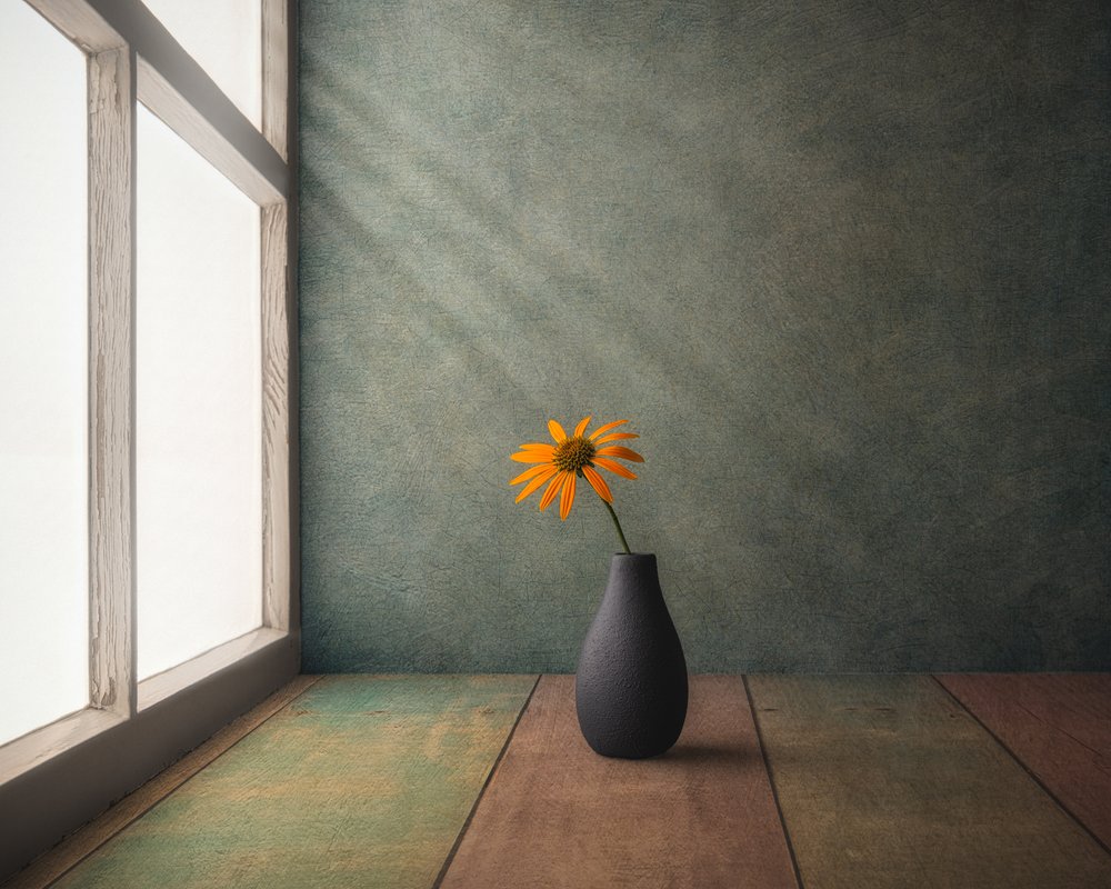 Stilleben med gyldne blomster af Marko Klavs