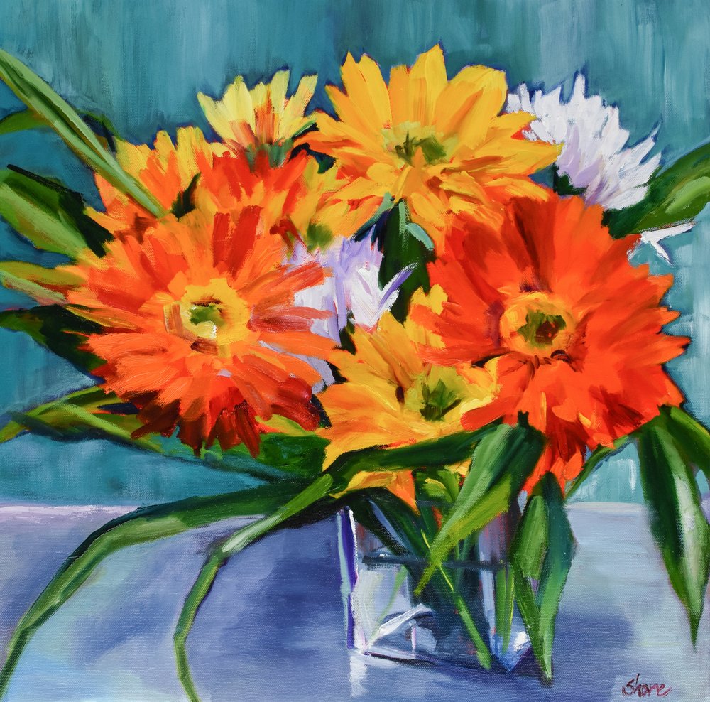Farverigt blomsterarrangement af Maxine Shore