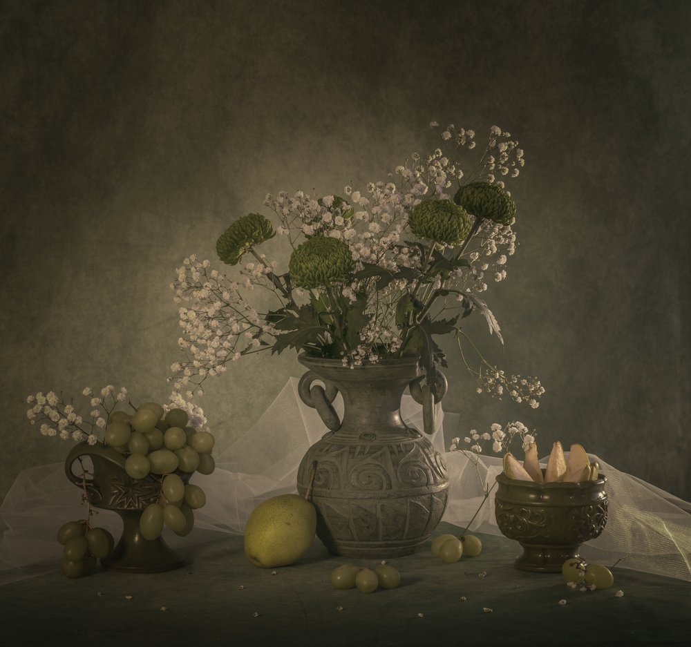 Stemningsfuldt blomsterstilleben af May G