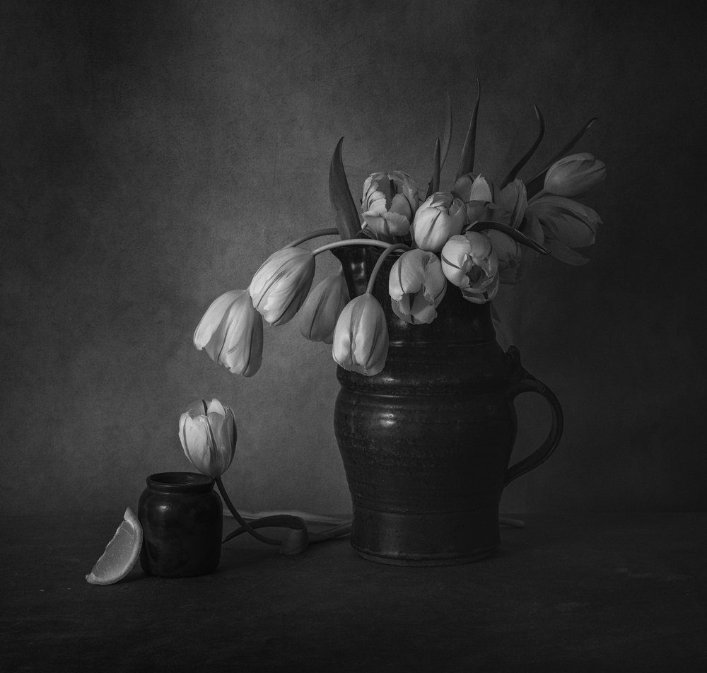 Stilleben med stemningsfulde tulipaner af May G