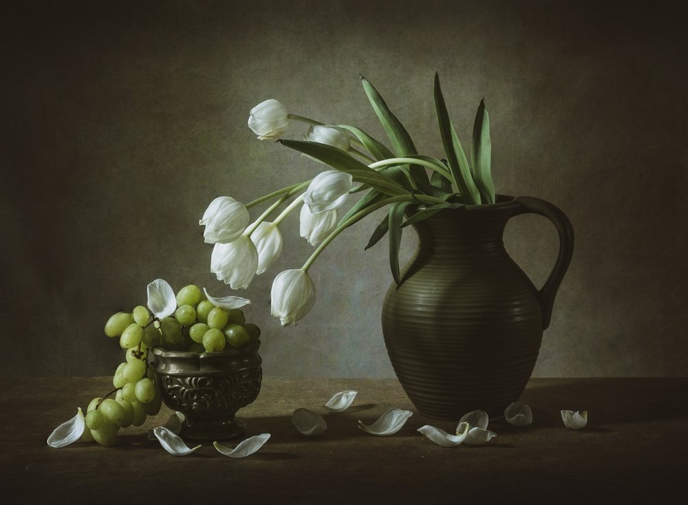 Hvide tulipaner og druer af May G