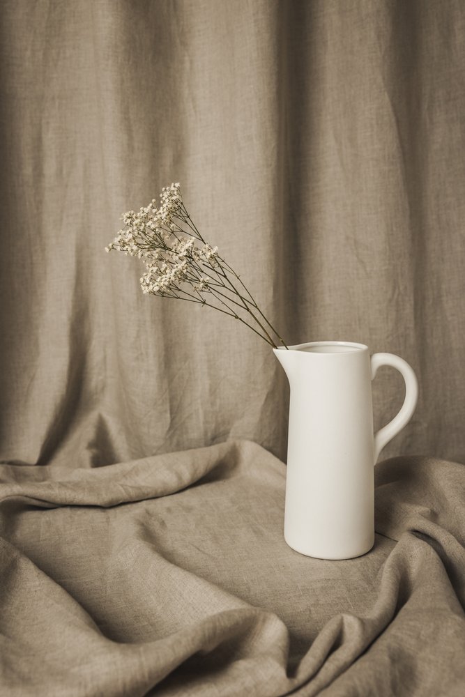 Minimalistisk blomsterstilleben af Mayra Pama