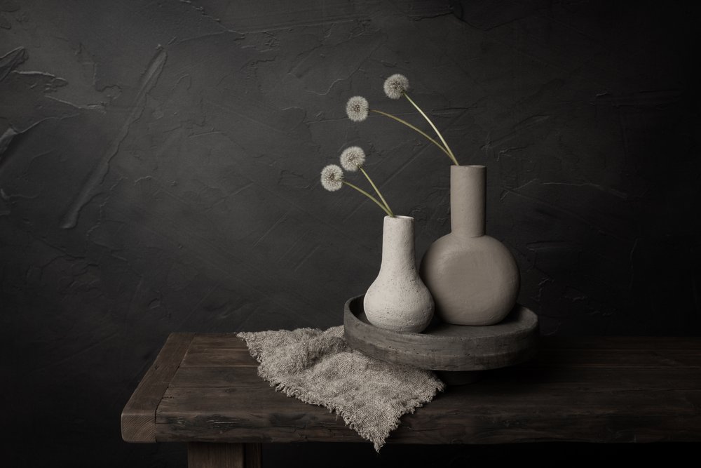 Minimalistiske blomstervaser af Mayra Pama