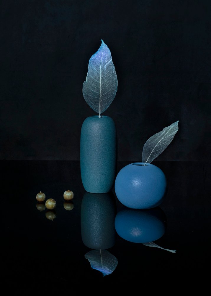 Elegant blåt stilleben af Ming Chen