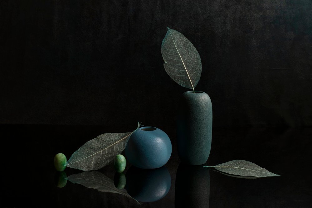 Elegant stilleben med blå vaser af Ming Chen