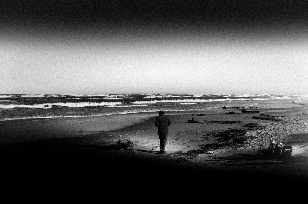 En ensom strandtur af Monika Zemojtel
