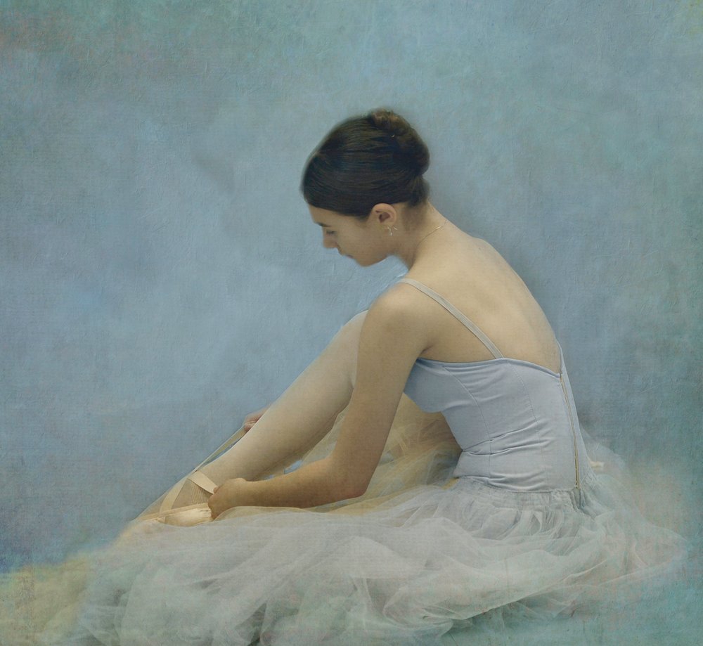 Ballerina, der binder tåspidssko af Rachel Pansky
