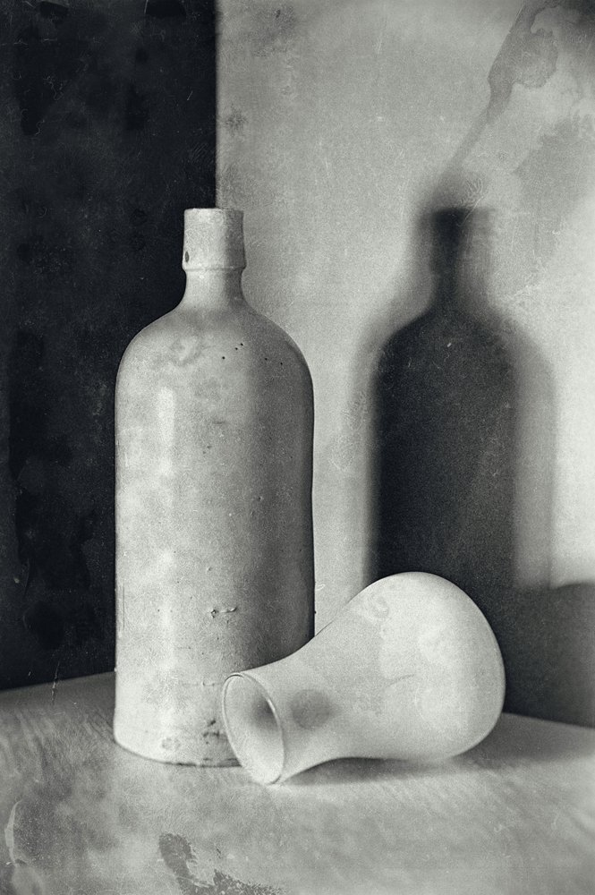 Stilleben med vintageflasker af Raffaele Corte