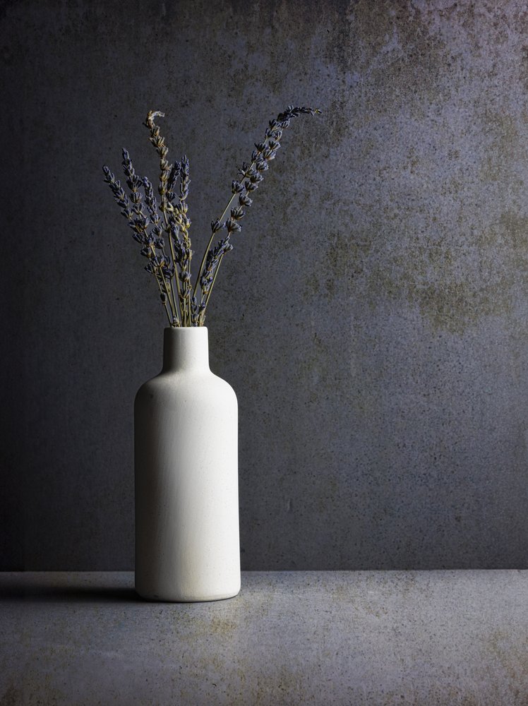 Minimalistisk lavendel-stilleben af Rob Ryan