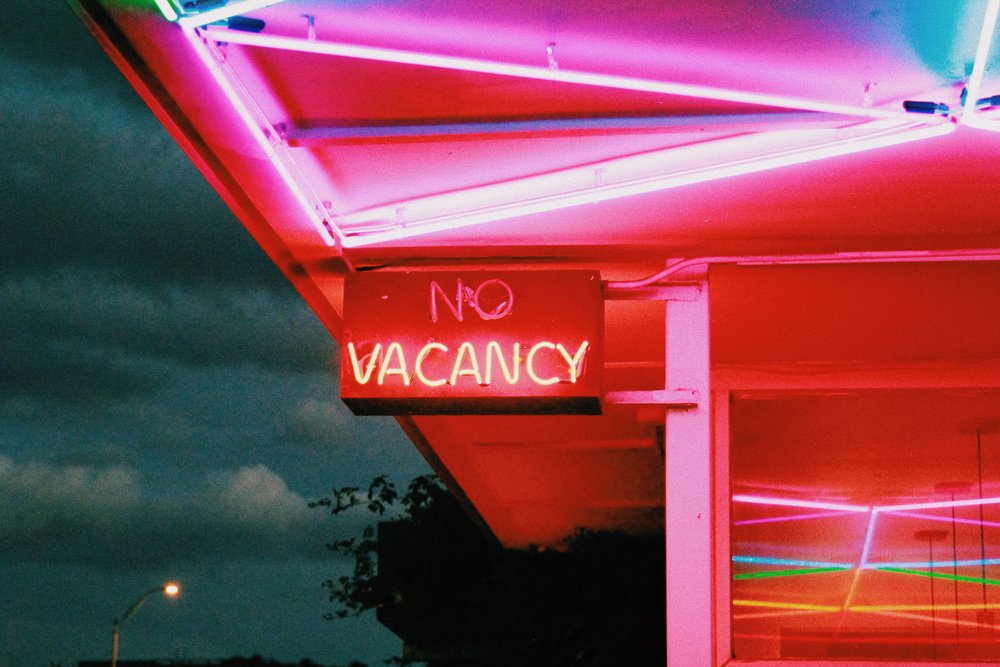 »Ingen ledige værelser« – Neon-aften af Samantha Hearn