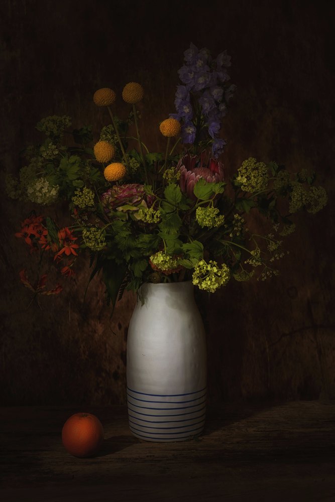 Mørkt blomsterstilleben af Saskia Dingemans