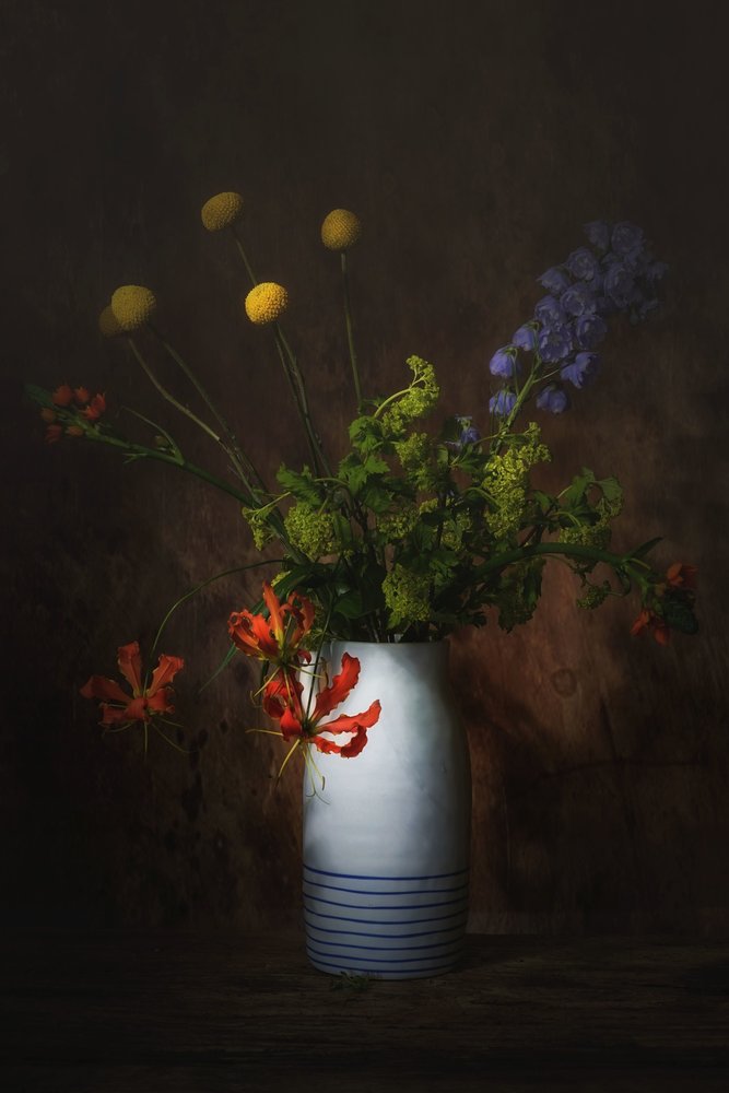 Elegant blomsterstilleben af Saskia Dingemans