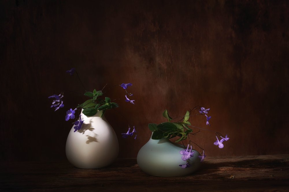 Svævende lilla blomster af Saskia Dingemans