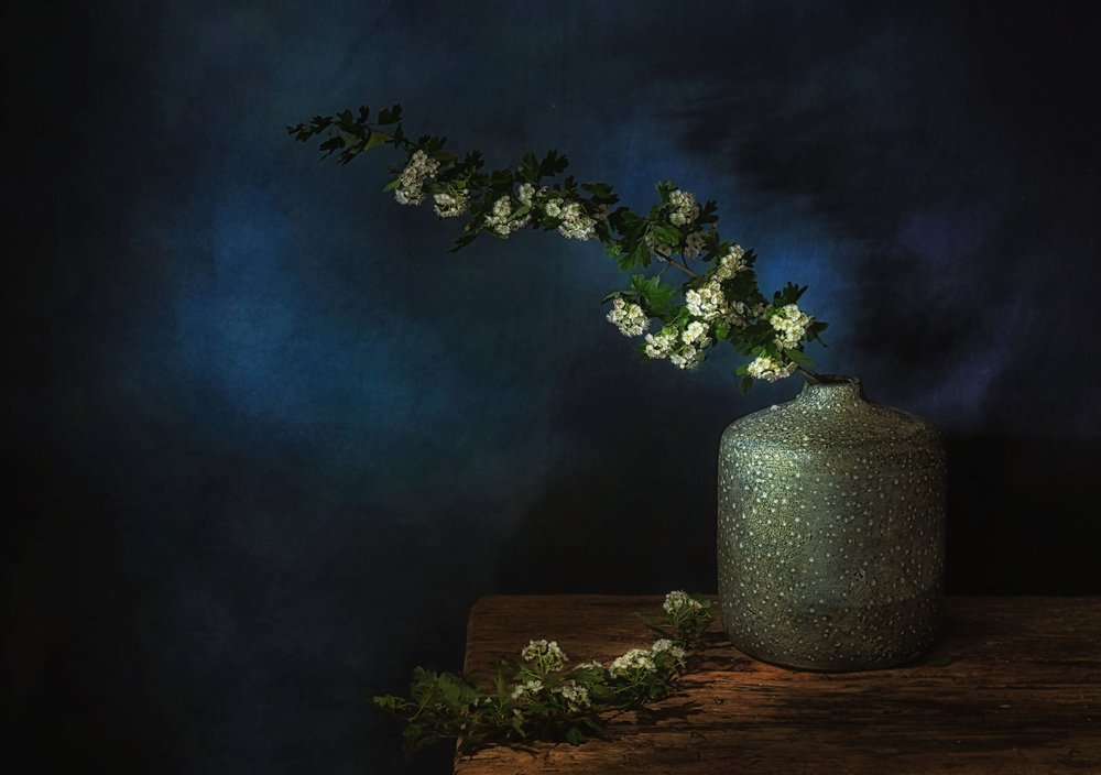 Stemningsfuldt blomsterstilleben af Saskia Dingemans