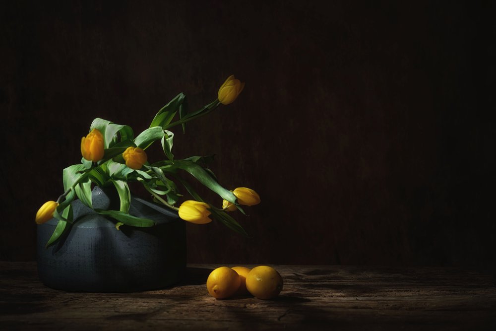 Stilleben med stemningsfulde gule tulipaner af Saskia Dingemans