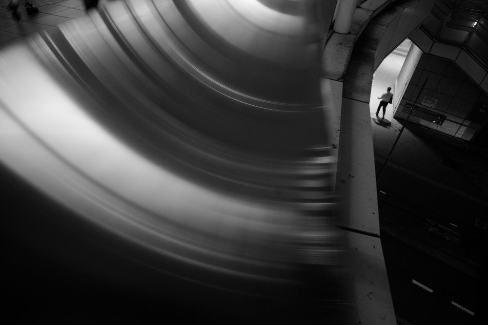 Figur af en buet tunnel af Satoshi Hata