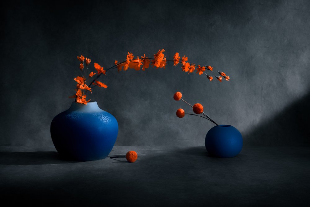 Blå vaser med orange blomster af Siyu_Wei APA