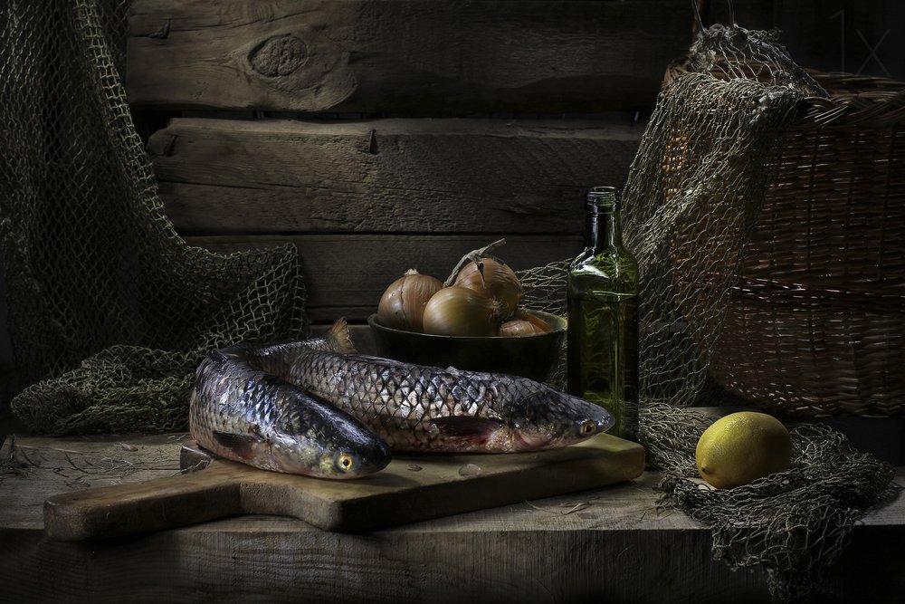 Mørkt stilleben med fisk og skaldyr af Svetlana Pavlоvskaja