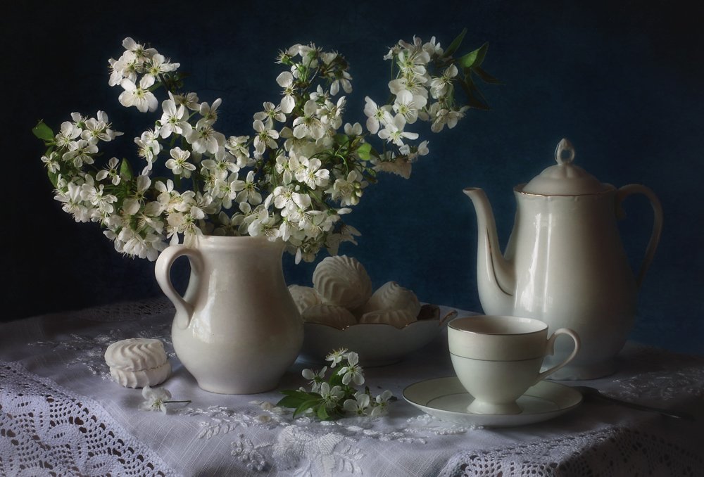 Te-tid med hvide blomster af Tatyana Skorokhod