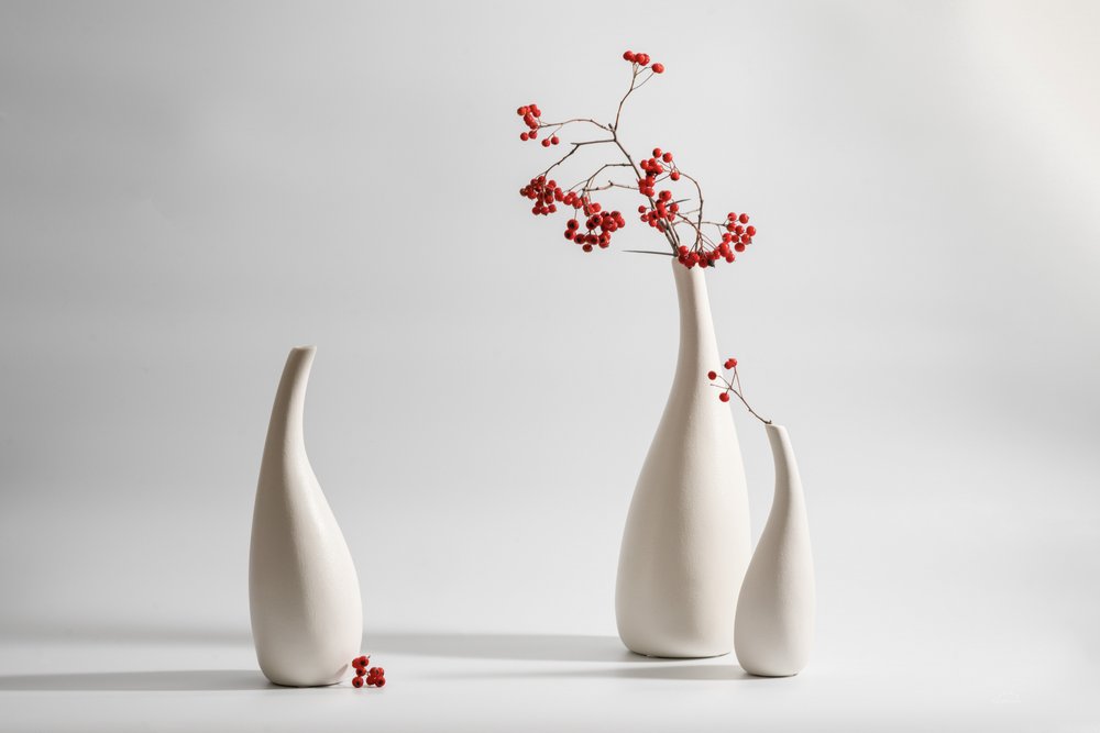 Elegante vaser med røde bær af Xiaoyuan Xu