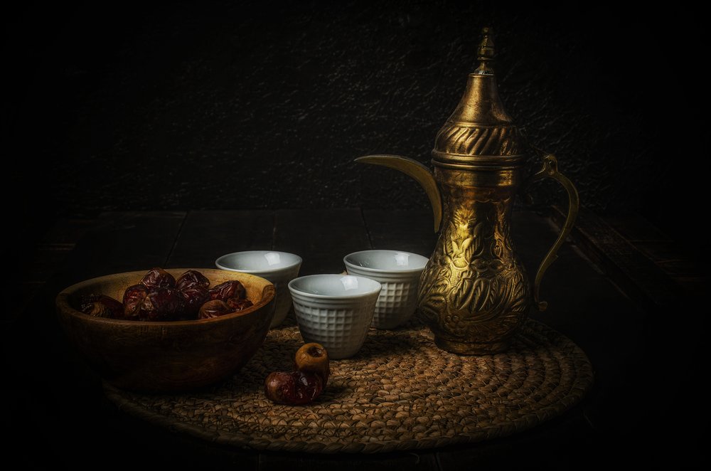 Arabisk kaffe og dadler af Yasmin Elsharma