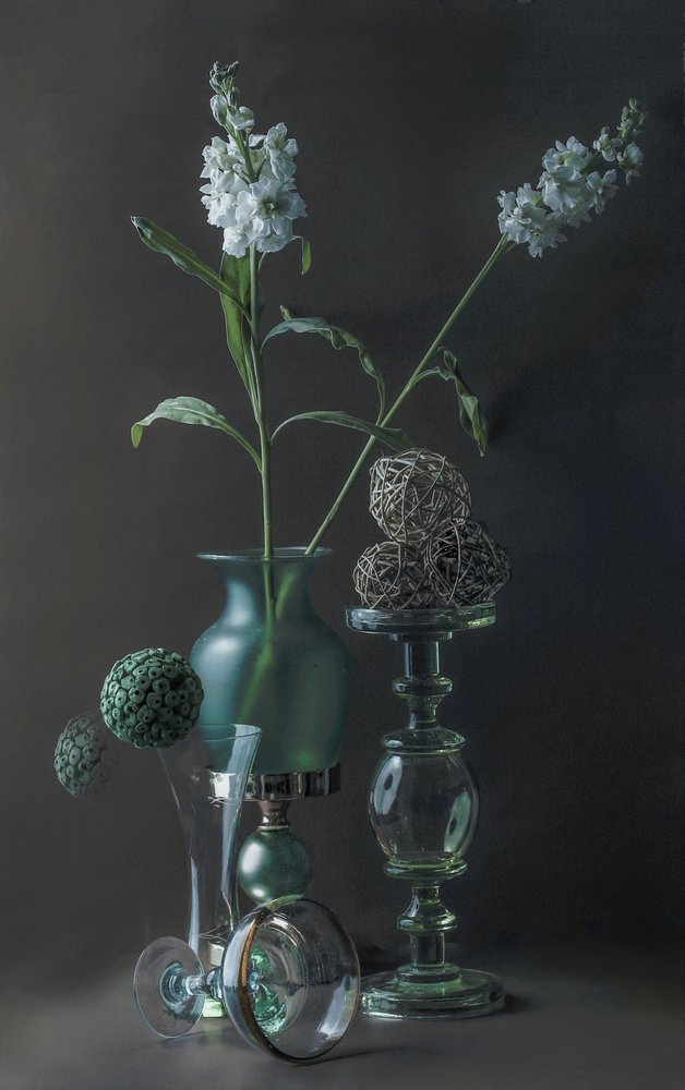Elegant stilleben i grønt glas af jlloydphoto