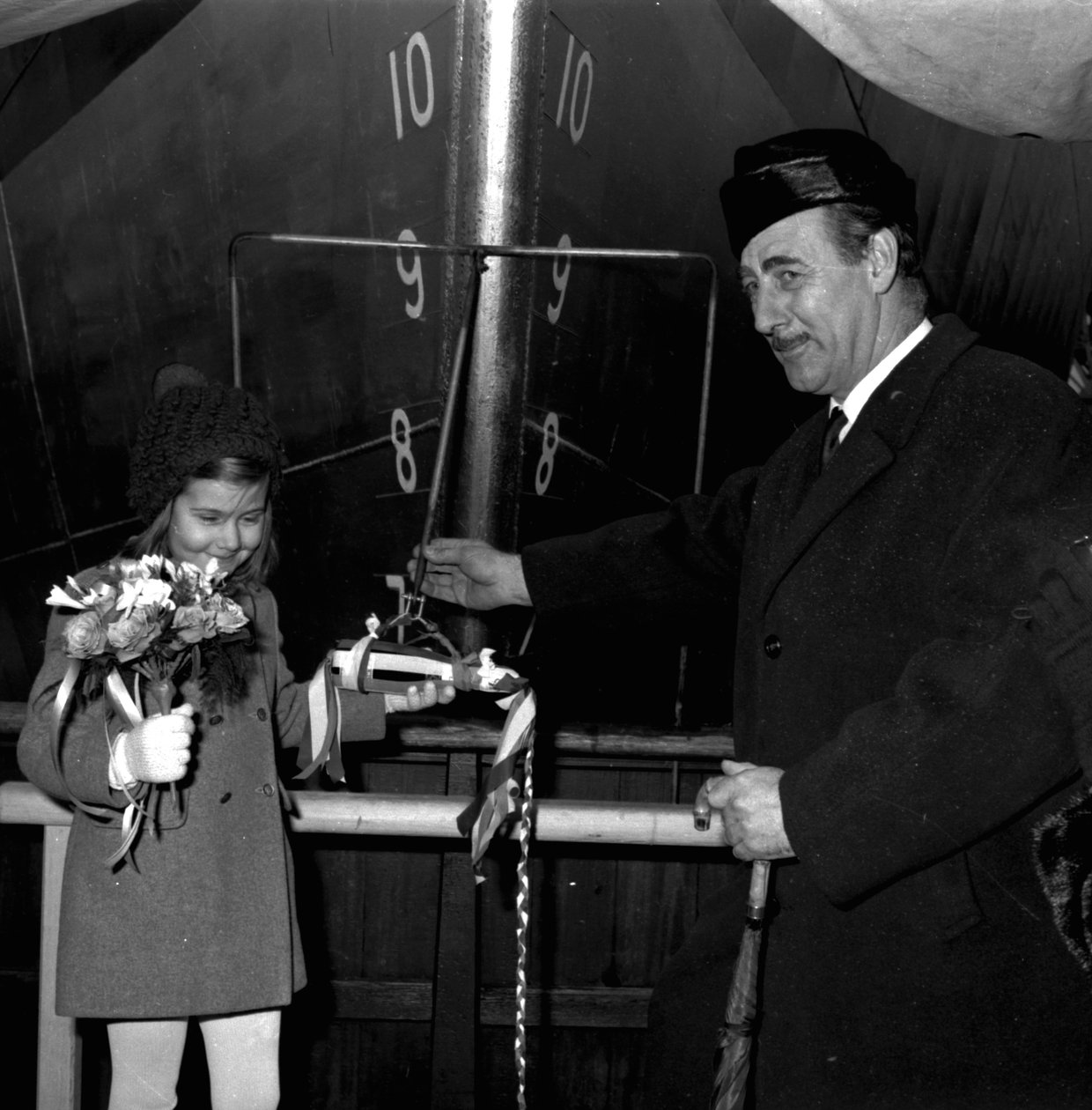 En ung sponsor forbereder sig på at lancere Nicola, den første SD14, på Southwick værft, Sunderland, 29. december 1967 (bw foto) af Unbekannt Unbekannt