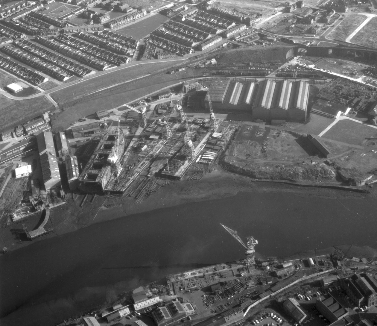 Luftfoto af Southwick-værftet, der viser skibe under konstruktion, inklusive Nicola, den første SD14, Sunderland, 11. oktober 1967 (bw-foto) af Unbekannt Unbekannt