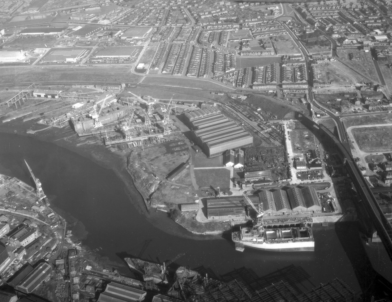 Luftfoto af Southwick-værftet, der viser skibe under konstruktion, inklusive Sygna og Nicola, den første SD14, Sunderland, 11. oktober 1967 (bw-foto) af Unbekannt Unbekannt