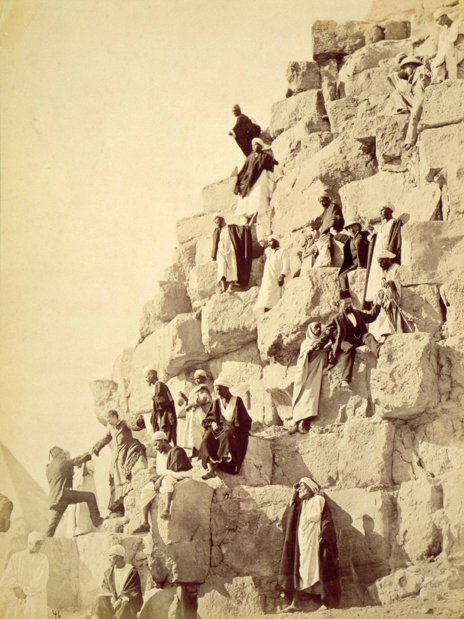 Arabere, der hjælper turister med at bestige pyramiderne i Giza, ca. 1850 (sepia-billede) af Unknown